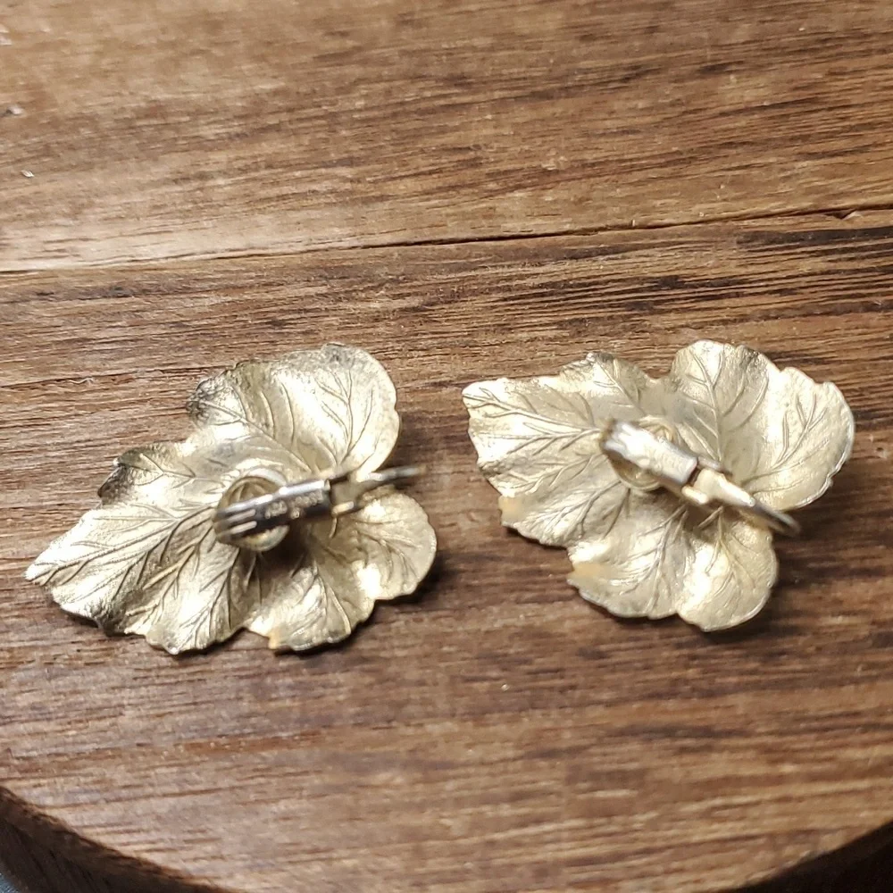 E932 sarah‎ coventry clip on earrings golden leaf